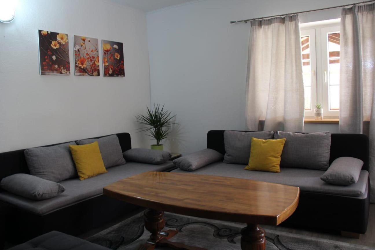 Apartman Lilium Knin Bagian luar foto